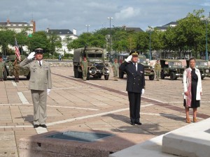 Crédit Ville d'Angers - Le préfet de Maine-et-Loire, François Burdeyron, et l'adjointe au maire d'Angers en charge des Anciens Combattants, Karine Engel, ont déposé une gerbe au pied du Monument aux morts, place Leclerc