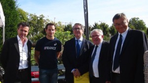 Renaud Lavillenie, Christophe Béchu, maire d'Angers et Bernard Amsalem, president de la FFA, au Jardin du mail à Angers