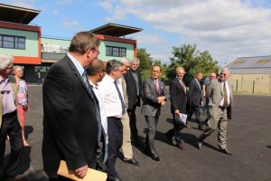 Credit CG 49 - Christian Gillet, Christian Rosello et Jacques Hy entouré d'élus au Collège Vallée du Loir à Seiches sur le Loir