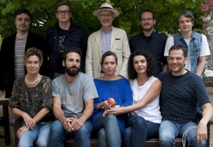 Crédit © Nathalie Guihard.Debout, de gauche à droite : Siamak Etemadi, Janno Jürgens, Claude-Éric Poiroux, Juho Kuosmanen, Morgan Simon Assis, de gauche à droite : Mirjam Kubescha, Julien Guetta, Delphine Gleize, Nora Martirosyan, Guillaume André