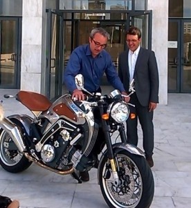 Christophe Clergeau, 1er vice-président de la Région des Pays de la Loire, en charge du développement des activités économiques et de l’innovation et olivier Midy, créateur de la moto Midual