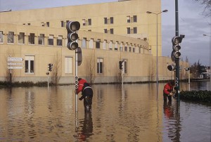 Inondations de la Maine, employés de la ville désactivant les feux tricolores, rue Larrey (01/1995) - © Ville d'Angers - Jean-Patrice Campion      