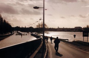 Inondations de la Maine, voie-sur-berges inondée depuis l'échangeur du Doyenné. (01/1995) - ©  Ville d'Angers - Jean-Patrice Campion - Angers, inondations : voie sur berges depuis le rond-point Jean-Moulin. (30/01/1995).