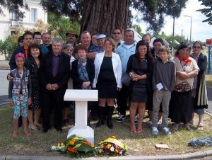 Derrière la stèle, de nombreux descendants dont les parents, grands-parents, frères ou sœurs ont pris ce train le 8 novembre 1941 vers le camp de Montreuil-Bellay. (Photo Karim FIKRI)