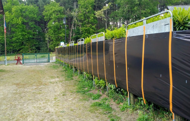 La plus petite commune du Maine-et-Loire comble le manque de panneaux électoraux par de la bâche agricole. 