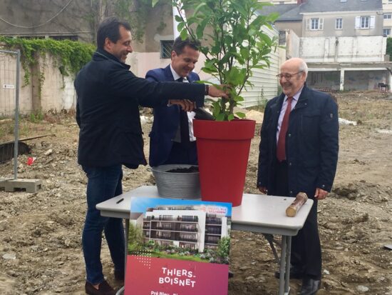 Pose de la première pierre par Christophe Béchu